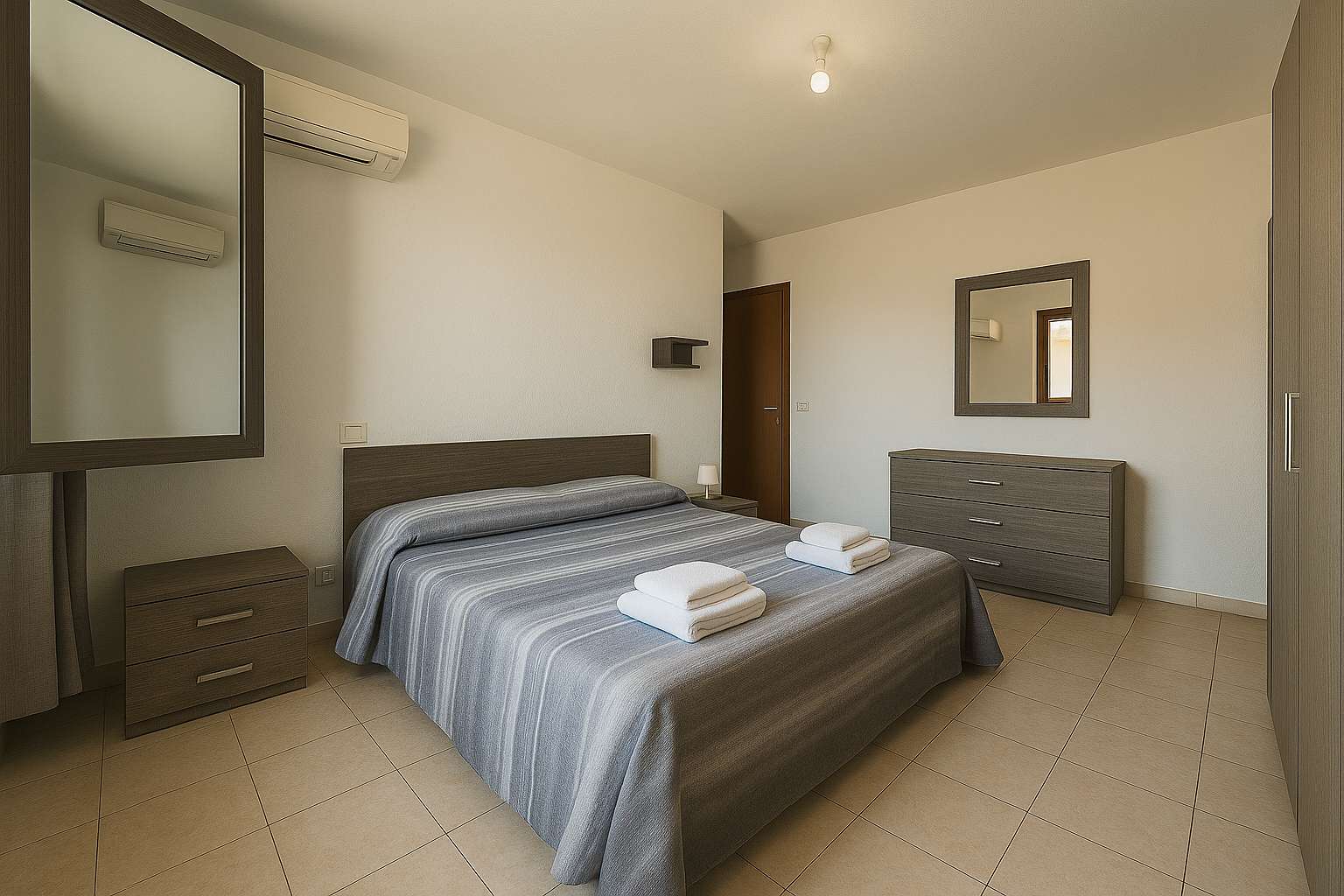 Zweites Doppelzimmer mit Kommode, Spiegel und Klimaanlage