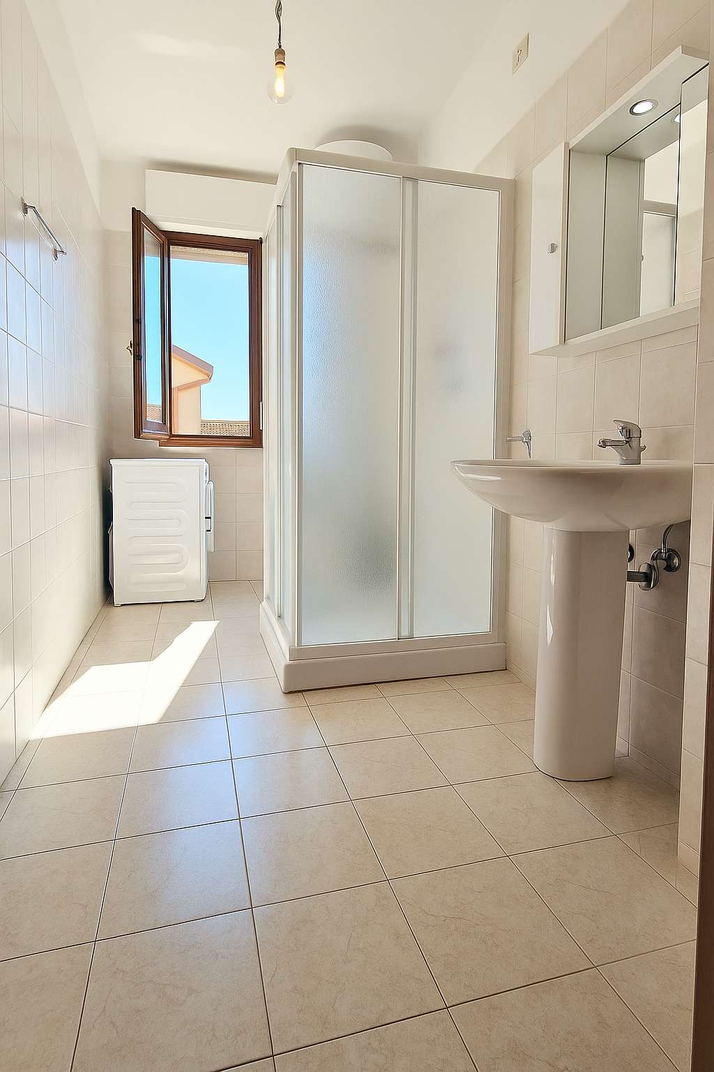 Salle de bains avec douche, lavabo sur colonne et lave-linge