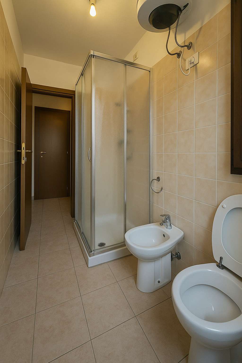 Badezimmer mit Duschkabine und Bidet